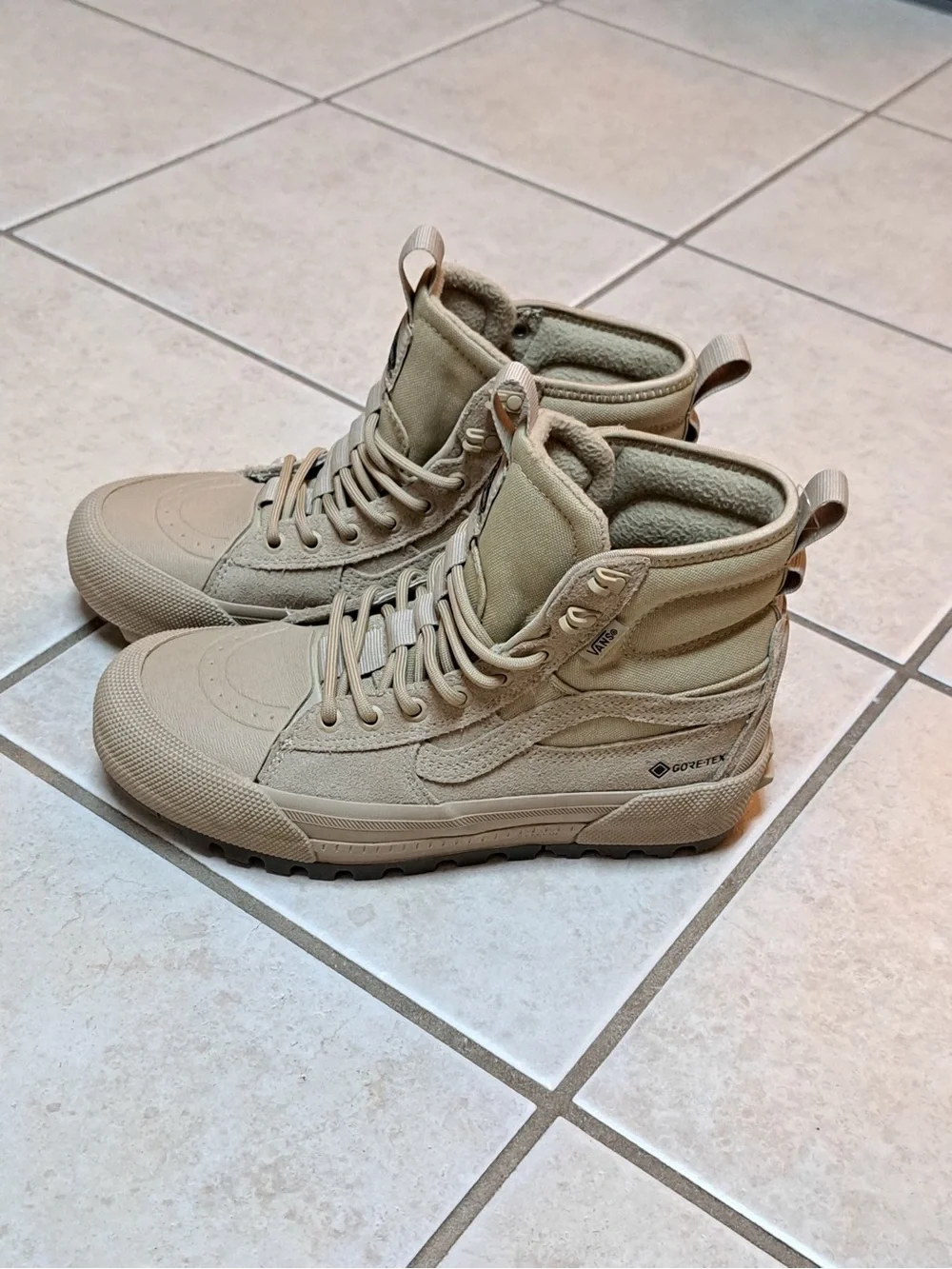 Vans MTE Sk8-Hi Gore-Tex Boots - Women's size 8 / Men's size 6.5